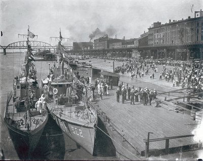 Folla sul lungofiume che saluta la flottiglia antisommergibile della Marina degli Stati Uniti per una visita dimostrativa. 13 giugno 1919 da Unbekannt Unbekannt